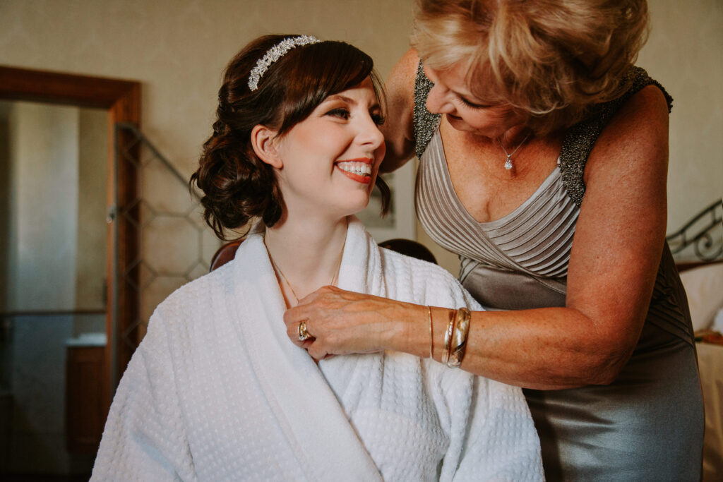 bride getting ready with mom at the Fort Garry Hotel